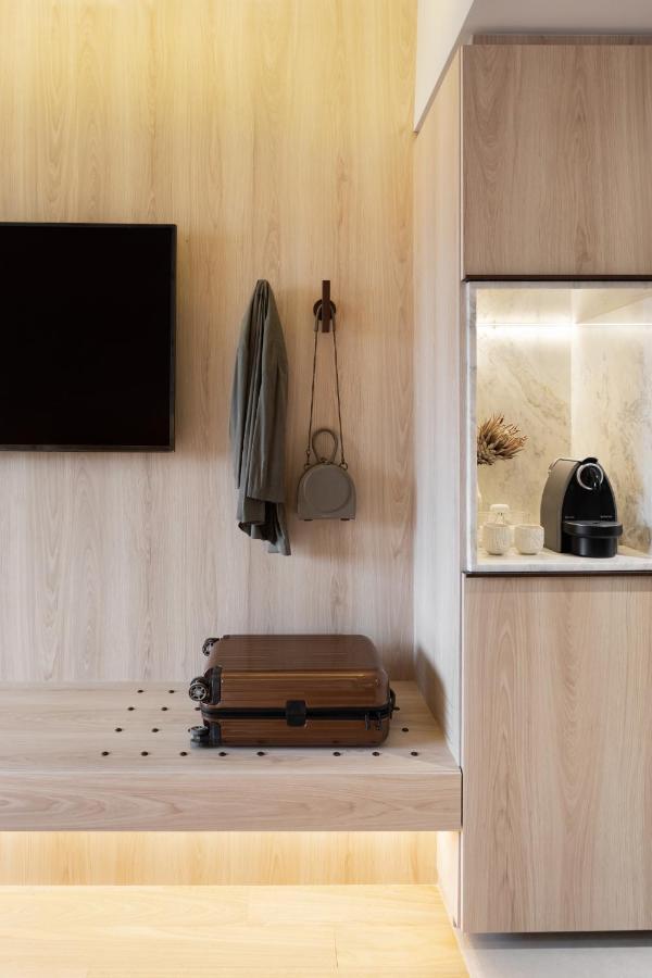 Qoya Hotel Curitiba, Curio Collection By Hilton Exterior foto A wall mounted coat hook