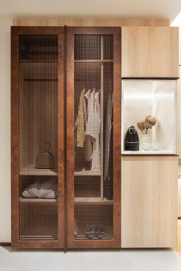Qoya Hotel Curitiba, Curio Collection By Hilton Exterior foto A wardrobe