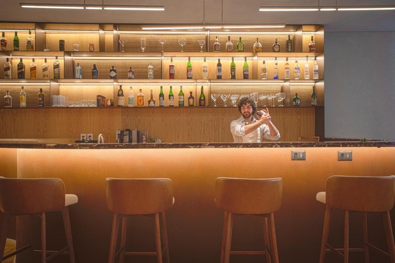 Qoya Hotel Curitiba, Curio Collection By Hilton Exterior foto The bar at the lounge