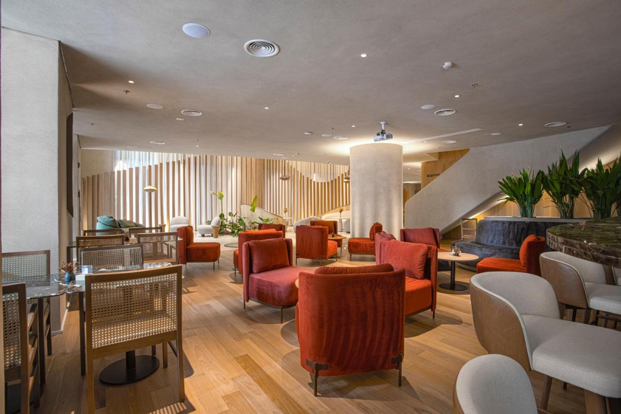 Qoya Hotel Curitiba, Curio Collection By Hilton Exterior foto The lounge at London Heathrow Airport