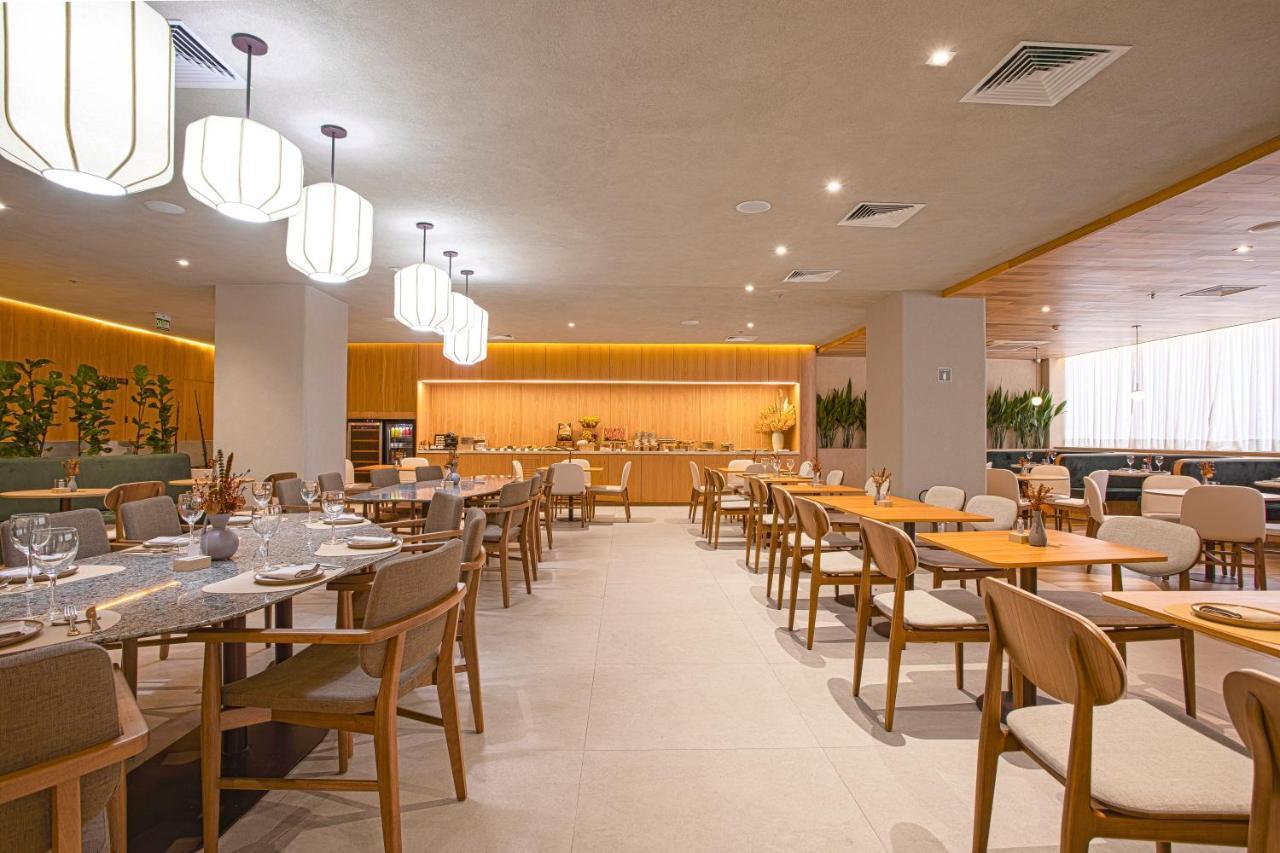 Qoya Hotel Curitiba, Curio Collection By Hilton Exterior foto The interior of the restaurant