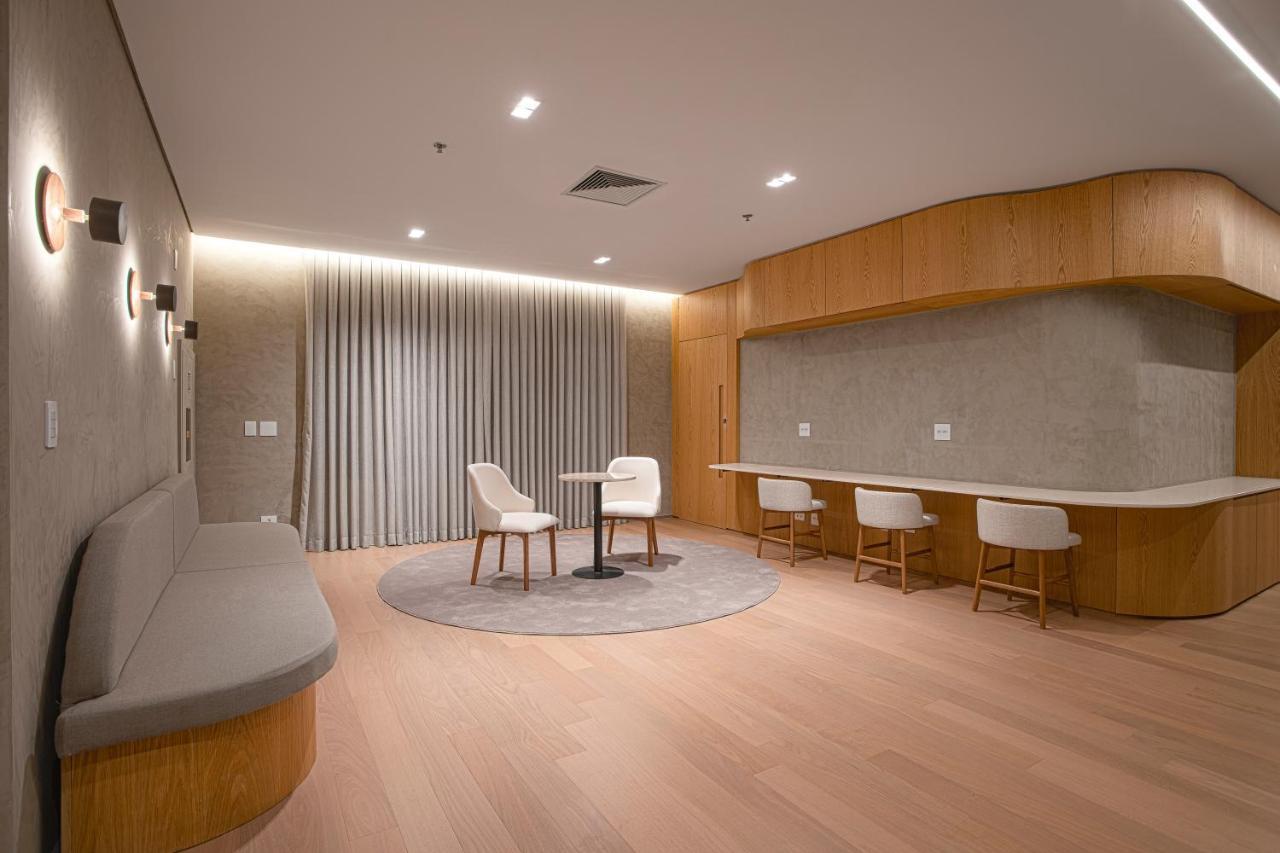 Qoya Hotel Curitiba, Curio Collection By Hilton Exterior foto The lounge at the airport