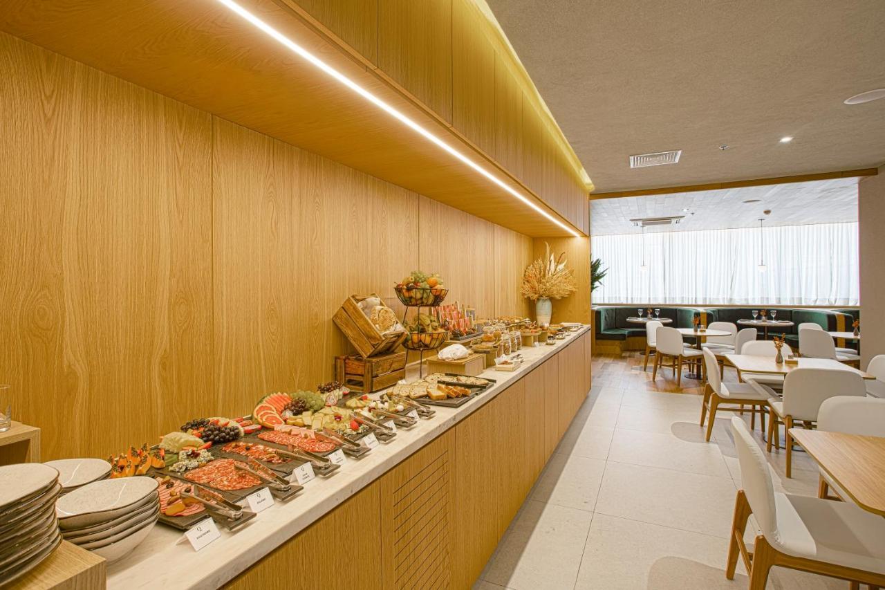 Qoya Hotel Curitiba, Curio Collection By Hilton Exterior foto The lounge at the airport