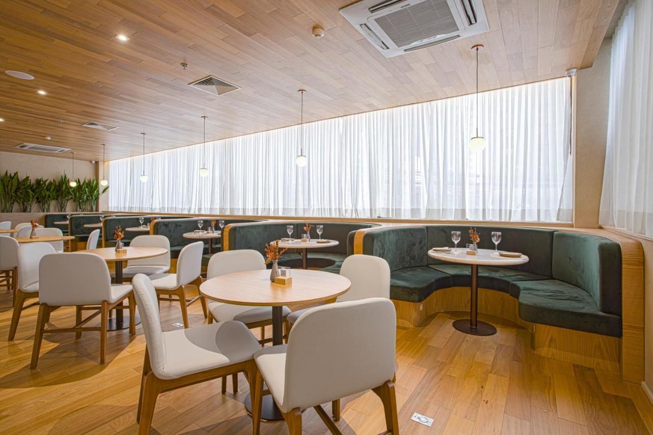 Qoya Hotel Curitiba, Curio Collection By Hilton Exterior foto The interior of the restaurant