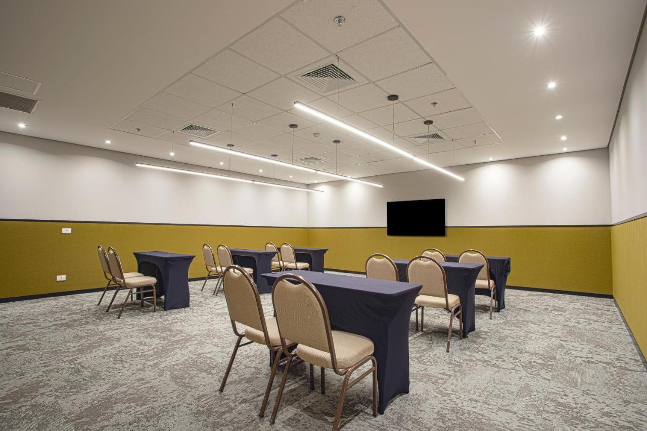 Qoya Hotel Curitiba, Curio Collection By Hilton Exterior foto Meeting room