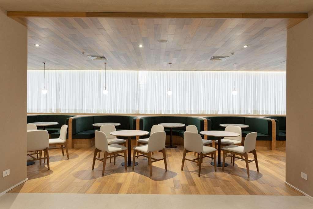 Qoya Hotel Curitiba, Curio Collection By Hilton Restaurante foto The interior of the lounge