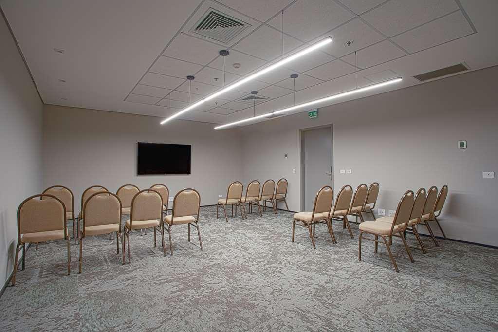 Qoya Hotel Curitiba, Curio Collection By Hilton Instalações foto A meeting room at the hotel