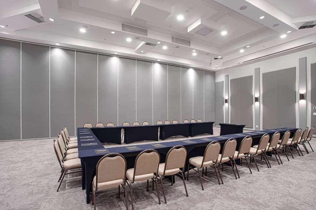 Qoya Hotel Curitiba, Curio Collection By Hilton Instalações foto A meeting room