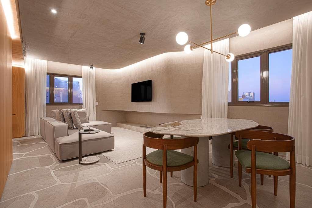 Qoya Hotel Curitiba, Curio Collection By Hilton Quarto foto The interior of a suite at the hotel