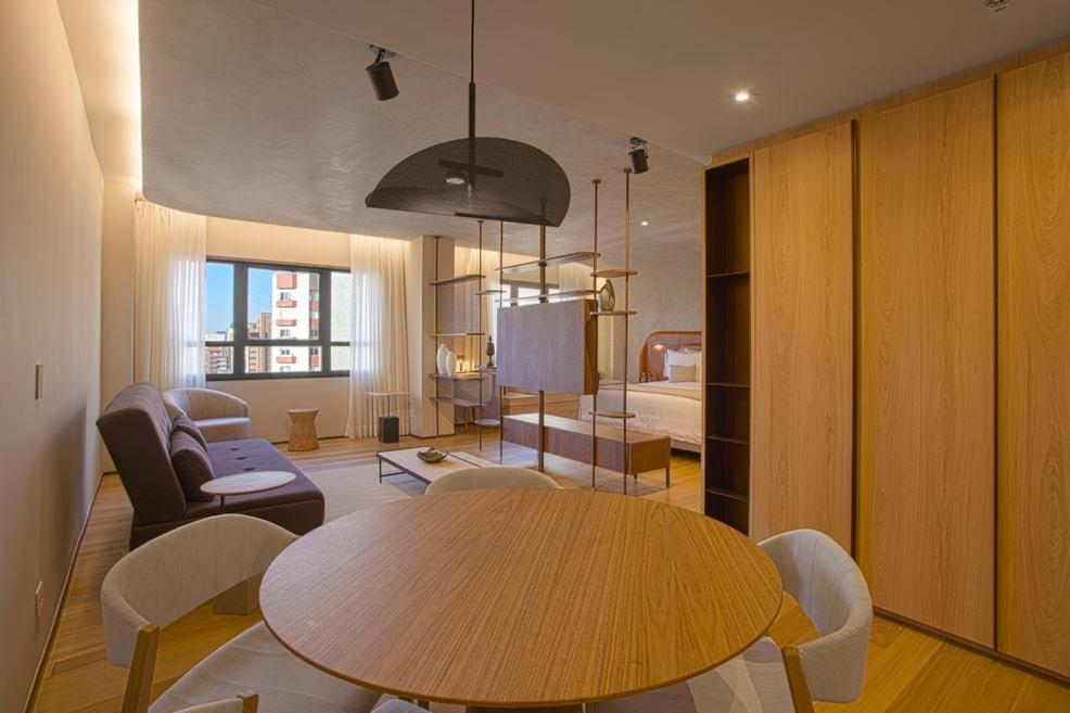 Qoya Hotel Curitiba, Curio Collection By Hilton Exterior foto A suite at the hotel