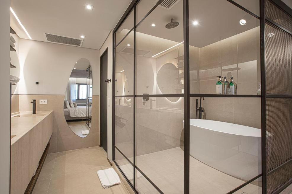 Qoya Hotel Curitiba, Curio Collection By Hilton Exterior foto Bathroom